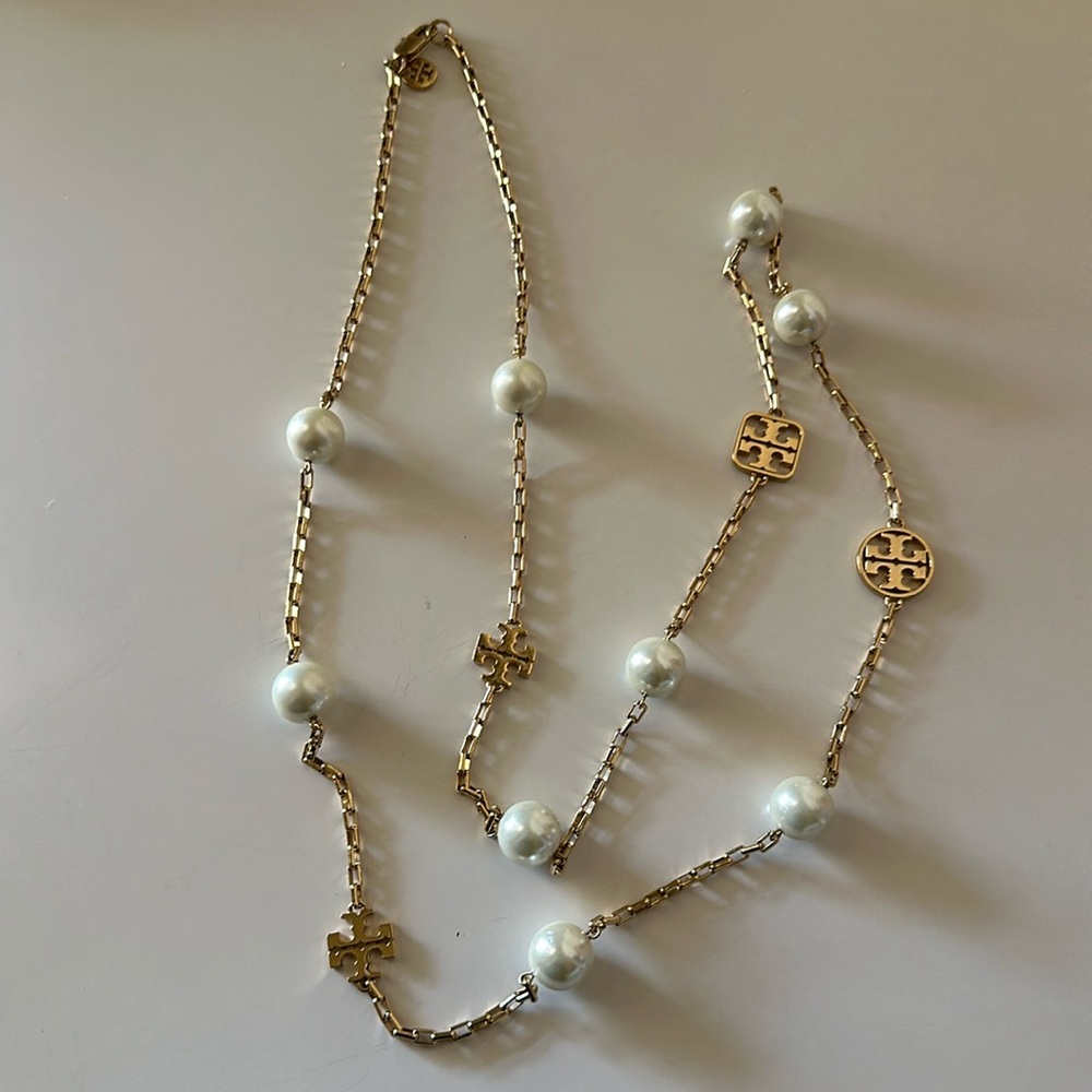 FREE SHIPPING‼️Tory Burch 40” gold tone glass pearl and logo design necklace.